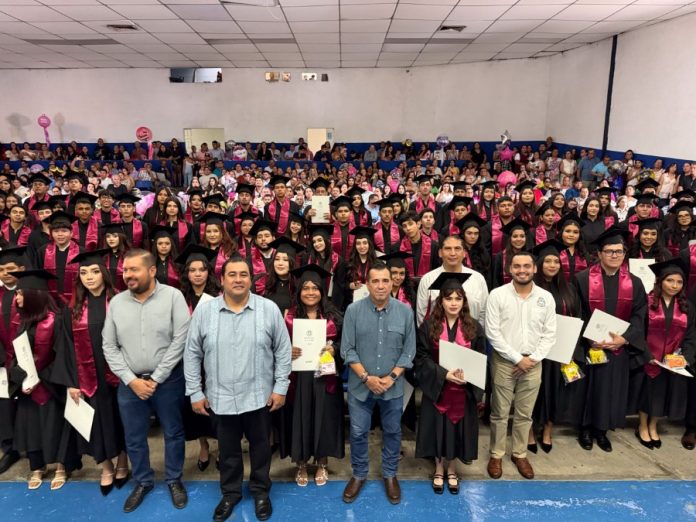Reciben certificados 123 egresadas y egresados del Bach 22_h