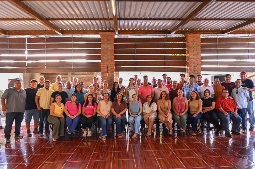 Rosi Bayardo con maestros de educación física