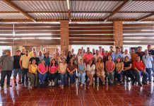 Profesores de educación física de Colima se reúnen con Rosi Bayardo