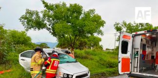 Volcadura deja dos personas lesionadas en el libramiento Griselda Álvarez