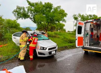 Volcadura deja dos personas lesionadas en el libramiento Griselda Álvarez