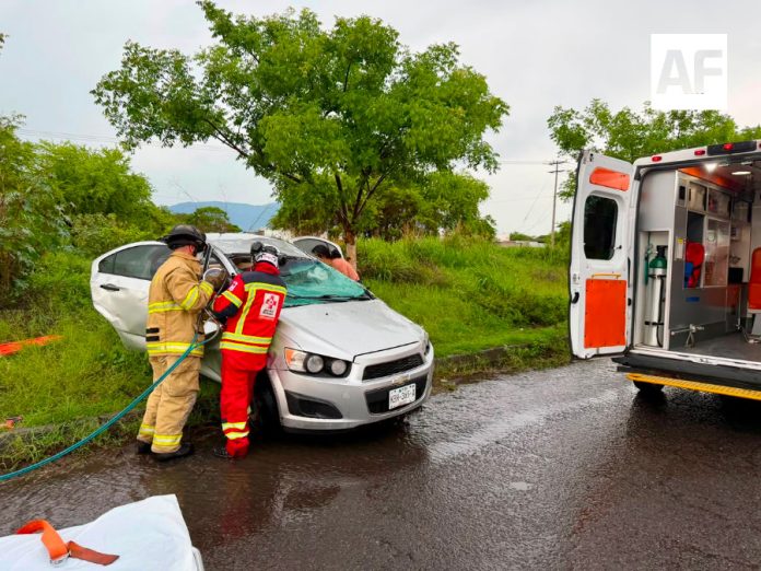 Volcadura deja dos personas lesionadas en el libramiento Griselda Álvarez8