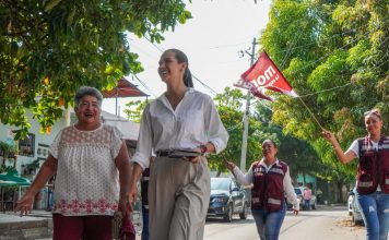 Rosi Bayardo hace recorrido en el Barrio II de Manzanillo