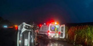 CRUM brinda atención a mujer lesionada tras volcadura en autopista Colima-Manzanillo