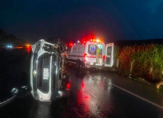 CRUM brinda atención a mujer lesionada tras volcadura en autopista Colima-Manzanillo