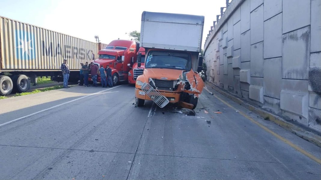 accidente choque traileres puente libramiento sur 03
