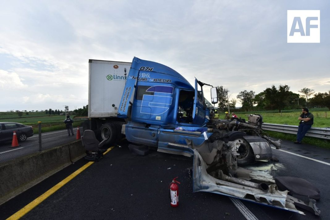 accidente-traileres-acatic_7
