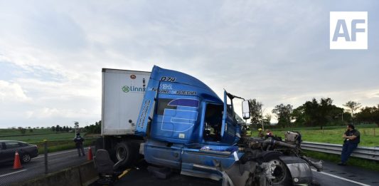 Choque entre dos tráileres y dos vehículos deja al menos dos lesionados en autopista Guadalajara–Tepatitlán