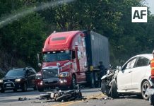 Choque entre motocicleta y vehículo particular deja dos lesionados graves en Libramiento El Naranjo, Manzanillo