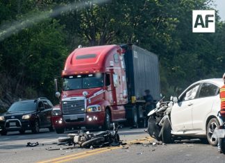 Choque entre motocicleta y vehículo particular deja dos lesionados graves en Libramiento El Naranjo, Manzanillo