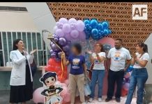 Ainara toca la Campana de la Esperanza tras concluir su tratamiento contra el cáncer en el IMSS Colima