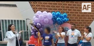 Ainara toca la Campana de la Esperanza tras concluir su tratamiento contra el cáncer en el IMSS Colima