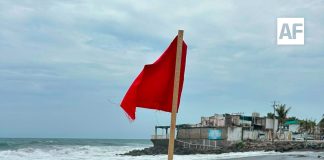 Alerta UEPC por mar de fondo en costas de Colima; exhorta a no ingresar al océano
