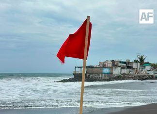Alerta UEPC por mar de fondo en costas de Colima; exhorta a no ingresar al océano