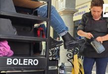 Mujeres aseadoras de calzado estrenan nuevos carritos en Tlaquepaque, Jalisco