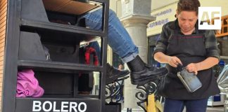 Mujeres aseadoras de calzado estrenan nuevos carritos en Tlaquepaque, Jalisco