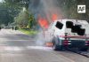 Bomberos controlan incendio de camioneta de valores en carretera de Cuauhtémoc