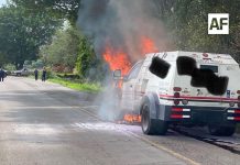 Bomberos controlan incendio de camioneta de valores en carretera de Cuauhtémoc