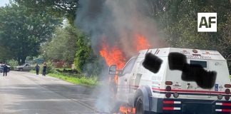 Bomberos controlan incendio de camioneta de valores en carretera de Cuauhtémoc