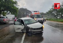 Conductora choca contra poste en la autopista Colima–Manzanillo; resulta ilesa