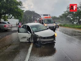 Conductora choca contra poste en la autopista Colima–Manzanillo; resulta ilesa