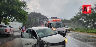 Conductora choca contra poste en la autopista Colima–Manzanillo; resulta ilesa