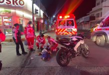 Mujer resulta lesionada tras caída de motocicleta en el centro de Colima