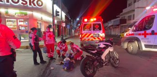 Mujer resulta lesionada tras caída de motocicleta en el centro de Colima