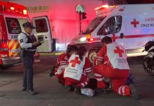 Mujer resulta lesionada tras caída de motocicleta en el centro de Colima