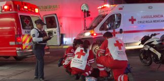Mujer resulta lesionada tras caída de motocicleta en el centro de Colima