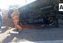 Vuelca tráiler en la autopista Guadalajara-Colima; conductor resulta lesionado