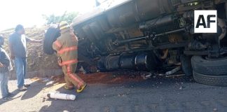 Vuelca tráiler en la autopista Guadalajara-Colima; conductor resulta lesionado