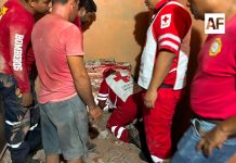 Mujer queda atrapada entre bardas de una construcción en Tecomán; fue rescatada por cuerpos de emergencia