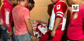 Mujer queda atrapada entre bardas de una construcción en Tecomán; fue rescatada por cuerpos de emergencia