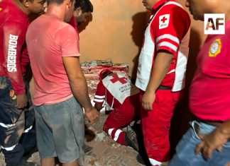 Mujer queda atrapada entre bardas de una construcción en Tecomán; fue rescatada por cuerpos de emergencia