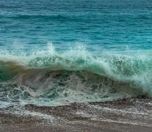 Incrementa el oleaje en playas de la Bahía de Manzanillo; piden extremar precauciones