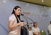 Gobernadora de Colima entrega pagos de marcha a familias de trabajadores de la educación