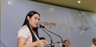 Gobernadora de Colima entrega pagos de marcha a familias de trabajadores de la educación