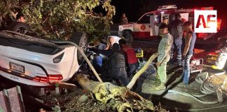 Dos personas resultan lesionadas tras volcadura en la carretera Colima–Guadalajara