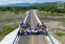 Indira Vizcaíno entregó en Ixtlahuacán el Puente La Presa y la rehabilitación de la Unidad Deportiva