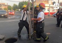 Un hombre salvó la vida tras quedar atrapado en una alcantarilla en Guadalajara, Jalisco