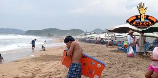Guardavidas voluntarios rescatan a turista en playa Miramar Peñitas, en Manzanillo