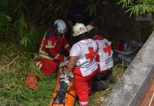 Rescatan a adulto mayor tras caer de una azotea en el centro de Colima