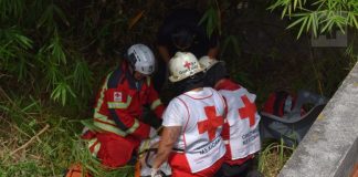 Rescatan a adulto mayor tras caer de una azotea en el centro de Colima
