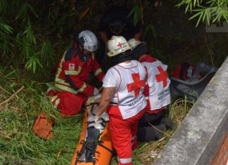 Rescatan a adulto mayor tras caer de una azotea en el centro de Colima