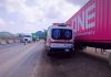 Operador de tráiler recibe atención médica tras presentar dolor en el pecho en la carretera Tecomán-Colima