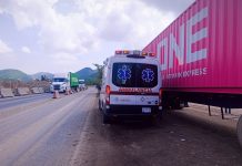 Operador de tráiler recibe atención médica tras presentar dolor en el pecho en la carretera Tecomán-Colima