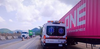 Operador de tráiler recibe atención médica tras presentar dolor en el pecho en la carretera Tecomán-Colima