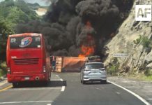 Tráiler volcado e incendiado bloquea autopista Colima-Guadalajara; reportan largas filas