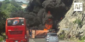 Tráiler volcado e incendiado bloquea autopista Colima-Guadalajara; reportan largas filas